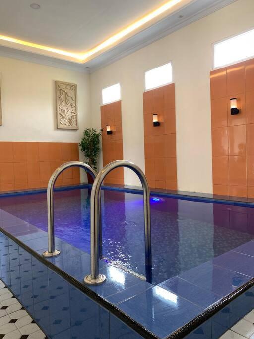 Kayz Villa Batu Dengan Kolam Renang Pribadi Exterior foto